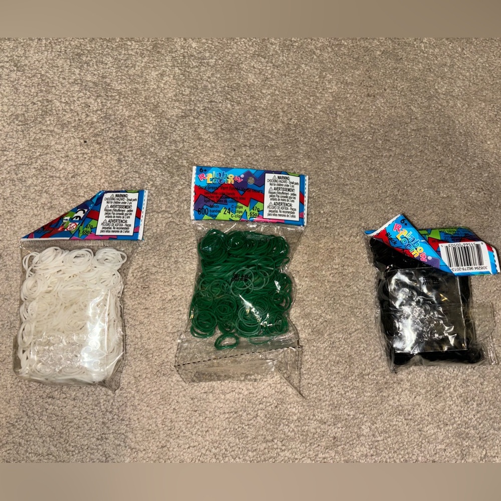 rainbow loom bands (white, green & black) 600 bands and 24 clips in each bag
